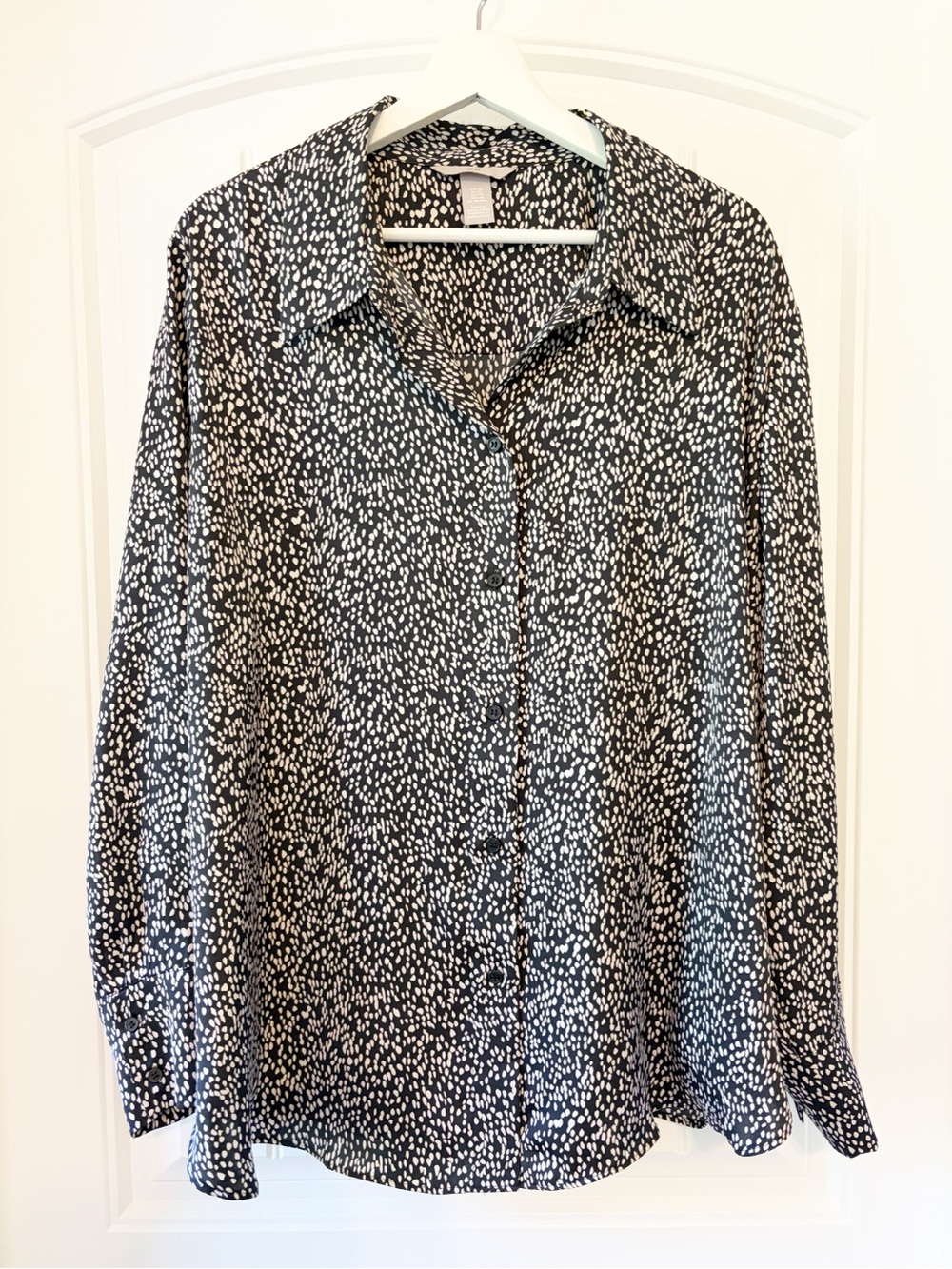 H&M NWOT Black and Cream Speckled Long-Sleeve Button-Down Shirt